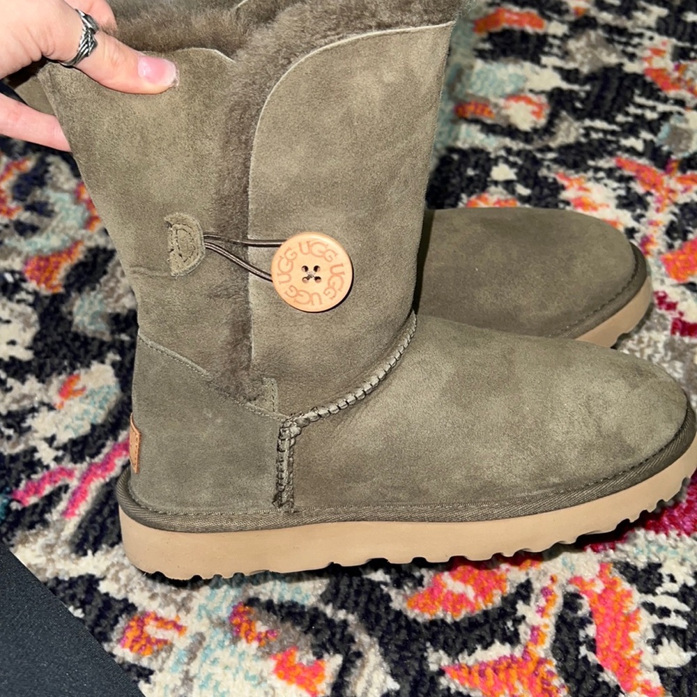 Brand new, never been worn, brown UGG’s (w/o box!!!)